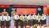Bí thư Thành ủy TPHCM Nguyễn Thiện Nhân, Phó Bí thư Thường trực Thành ủy TPHCM Trần Lưu Quang tặng hoa chúc mừng Ban Chấp hành Đảng bộ Cơ quan Văn phòng Thành ủy. Ảnh: VIỆT DŨNG
