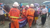Lực lượng cứu hộ đưa thi thể ra khởi nơi xảy ra lở đất ở bangKachin, Myanmar ngày 2-7. Ảnh: REUTERS