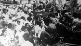 Nhân dân Sài Gòn đón mừng Quân Giải phóng ngày 30-4-1975. Ảnh: TƯ LIỆU