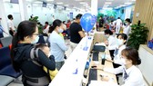 Phụ huynh đưa trẻ đi tiêm phòng bạch hầu tại Trung tâm Tiêm chủng Việt Nam