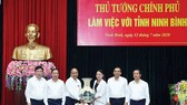 Thủ tướng Nguyễn Xuân Phúc tặng quà lưu niệm cho tỉnh Ninh Bình. Ảnh: TTXVN