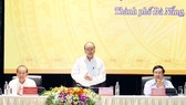 Thủ tướng Nguyễn Xuân Phúc cùng Phó Thủ tướng Thường trực Trương Hòa Bình và Phó Thủ tướng, Bộ trưởng Bộ Ngoại giao Phạm Bình Minh chủ trì hội nghị. Ảnh: TTXVN