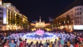 Phố đi bộ Nguyễn Huệ thu hút đông đảo người dân đến vui chơi. Ảnh: VIỆT DŨNG