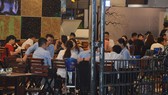 Đang mùa dịch Covid-19, các quán nhậu dọc đại lộ Phạm Văn Đồng vẫn chật kín người. Ảnh: ĐỨC TRUNG