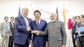 Thủ tướng Nhật Bản Shinzo Abe (giữa) cùng Tổng thống Mỹ Donald Trump và Thủ tướng Ấn Độ Narendra Modi tại Hội nghị G20 ở Osaka, năm 2019