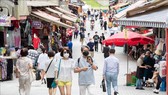 Người dân đeo khẩu trang phòng lây nhiễm COVID-19 tại một chợ ở Seoul, Hàn Quốc, ngày 1-9-2020. Ảnh: THX/TTXVN