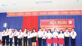 Bà Nguyễn Thu Thủy (Phó Giám đốc đối ngoại Vedan Việt Nam) trao học bổng cho các em học sinh phường Mỹ Xuân, thị xã Phú Mỹ