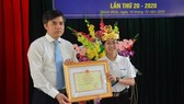 Tặng bằng khen cho 4 học sinh thi Đường lên đỉnh Olympia