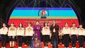 Chủ tịch Quốc hội Nguyễn Thị Kim Ngân và Trưởng Ban Tổ chức Trung ương Phạm Minh Chính tặng Bằng khen cho các đại biểu cháu ngoan Bác Hồ tại Đại hội. Ảnh: TTXVN