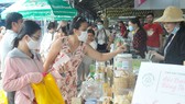 Mua sắm tại chương trình Kết nối cung cầu hàng hóa giữa TPHCM và các tỉnh, thành phố năm 2020. Ảnh: CAO THĂNG