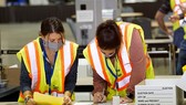 Nhân viên bầu cử đếm phiếu bầu ở thành phố Philadelphia, Pennsylvania, hôm 3-11. Ảnh: REUTERS