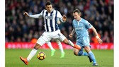 West Brom (trái) nhiều khả năng sẽ có chiến thắng trước Stoke.