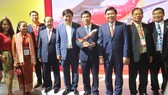 Bộ trưởng bộ Văn hóa, Thể thao và Du lịch Nguyễn Ngọc Thiện; Chủ tịch UBND TPHCM Nguyễn Thành Phong cùng các lãnh đạo ghé thăm gian hàng Vietjet