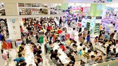 Khách ăn uống, mua sắm tại AEON ở quận Tân Phú. Ảnh: CAO THĂNG