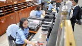 Hải quan tại cảng Cát Lái giải quyết hồ sơ xuất nhập khẩu của doanh nghiệp. Ảnh: CAO THĂNG