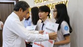 NGND. PGS. TS Hồ Thanh Phong – Hiệu trưởng HIU trao học bổng cho các em