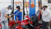 Giá xăng giảm hơn 100 đồng/lít từ 15 giờ ngày 31-8