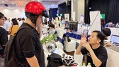 Một startup Hàn Quốc giới thiệu nón bảo hiểm thông minh tại Tuần lễ Khởi nghiệp sáng tạo vừa qua tại TPHCM. Ảnh: T.Ba