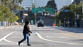 Một phụ nữ băng qua một đường vắng Los Angeles, Mỹ. Ảnh: GETTY IMAGEStại