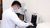 Nhân viên Trung tâm Kiểm soát bệnh tật tỉnh Đồng Nai thực hiện xét nghiệm trên hệ thống máy Real-time PCR