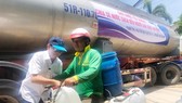 Tặng nước ngọt cho người dân Bến Tre