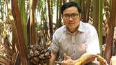 Phan Minh Tiến giới thiệu cách lấy mật dừa nước
