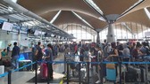 Hành khách làm thủ tục lên máy bay.