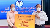 Đại diện Tập đoàn T&T Group và Ngân hàng SHB trao tặng các thiết bị y tế/sinh phẩm cho Ts.Bs. Mai Văn Mười, Phó Giám đốc Sở Y tế tỉnh Quảng Nam (bên phải)