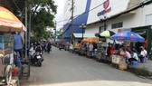 Các xe đẩy bán hàng rong chiếm dụng lòng đường trước cổng Trường Tiểu học Nguyễn Thị Minh Khai (quận Gò Vấp)