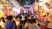 Nhiều người trẻ đến phố lồng đèn Lương Nhữ Học (quận 5) chủ yếu chụp hình check-in để khoe trên mạng xã hội. Ảnh: DŨNG PHƯƠNG