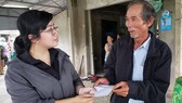 Đại diện báo SGGP tại miền Trung thăm hỏi, hỗ trợ cho trường hợp anh Thái Bá Thuận. Ảnh: XUÂN QUỲNH