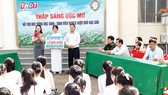 Công ty TNHH MTV Xổ số Kiến thiết tỉnh Đồng Tháp trao học bổng “Thắp sáng ước mơ” tại xã Thường Phước 1, huyện Hồng Ngự