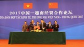 Ông Mai Hoài Anh – Giám đốc điều hành Kinh doanh Viamilk ký kết bản ghi nhớ hợp tác với đối tác Trung Quốc dưới sự chứng kiến của Lãnh đạo chính phủ và Bộ ngành hai nước.