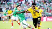 Mexico (trái) đã thất bại trước Jamaica.