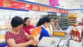 Người dân chọn mua thịt gia cầm tại siêu thị TPHCM