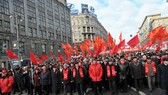 Người dân Mátxcơva diễu hành kỷ niệm Cách mạng Tháng Mười (Russia Today) Ảnh tư liệu