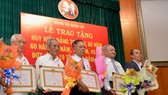 Trao tặng Huy hiệu Đảng dịp kỷ niệm 100 năm Cách mạng Tháng Mười Nga