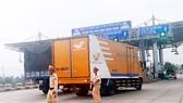 Lực lượng chức năng đảm bảo trật tự tại Trạm BOT Nam Bình Định Ảnh: NGỌC OAI
