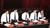 Hội đồng xét xử Tòa án nhân dân TP Hòa Bình mở lại phiên tòa xét xử vụ án tai biến chạy thận tại Bệnh viện Đa khoa tỉnh Hòa Bình làm 8 bệnh nhân tử vong