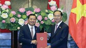Chủ tịch nước Trần Đại Quang trao Quyết định bổ nhiệm Phó Chánh án Tòa án nhân dân Tối cao cho ông Nguyễn Văn Du. Ảnh TTXVN