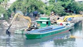 Nạo vét khơi thông dòng chảy rạch Ruột Ngựa, góp phần giảm ô nhiễm Ảnh: THÀNH TRÍ