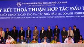 Các đại biểu ký kết hợp tác đầu tư với UBND thành phố Cần Thơ