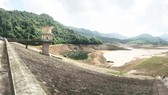 Hồ Hòa Mỹ (Thừa Thiên - Huế) với dung tích chứa 9,6 triệu m³ khô cạn Ảnh: VĂN THẮNG