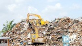 Thép phế liệu chờ tái chế tại một bãi chứa Ảnh: THÀNH TRÍ