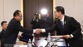 Thứ trưởng Thống nhất Hàn Quốc Chun Hae-Sung (phải) trong một cuộc gặp người đồng cấp Triều Tiên. Ảnh: TTXVN