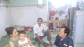 Nhân viên điện lực TPHCM tuyên truyền giá bán điện cho người thuê nhà