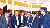Thủ tướng Nguyễn Xuân Phúc và các đại biểu xem mô hình Trung tâm đổi mới sáng tạo quốc gia Ảnh: TTXVN