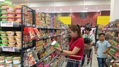 Mua hàng Việt tại Trung tâm thương mại Aeon Ảnh: CAO THĂNG