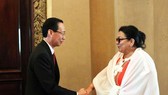 Ông Lê Thanh Liêm, Phó Chủ tịch Thường trực Ủy ban Nhân dân Thành phố Hồ Chí Minh (trái) tiếp bà Marcia Cobas, Thứ trưởng Bộ Y tế Cuba (phải). (Ảnh: TTXVN)