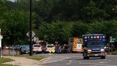 Xe cứu thương tới hiện trường vụ xả súng ở Virginia Beach, bang Virginia, Mỹ. Ảnh: AP.
